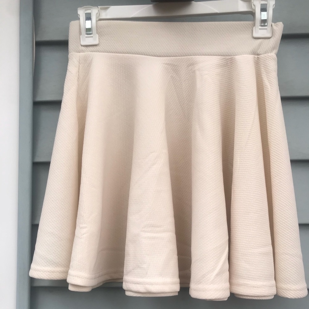 Cute cream skirt!